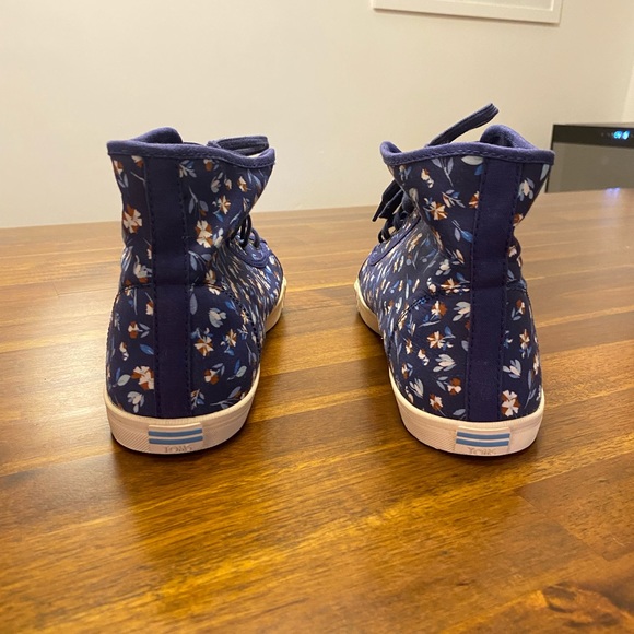Floral high-top sneakers by TOMS, size 11! - Picture 5 of 5